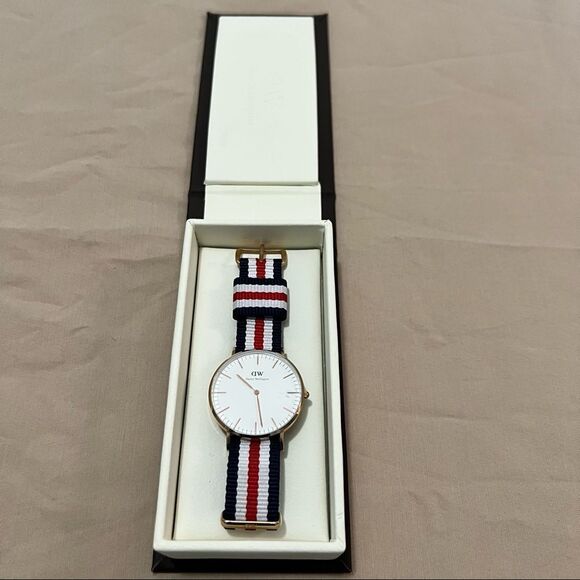 Daniels Williton woman’s watch with original case. - Picture 4 of 16